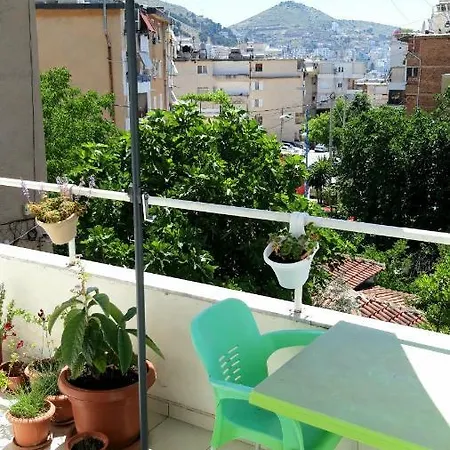 Sunny In Quiet Part Of Centre Apartmán