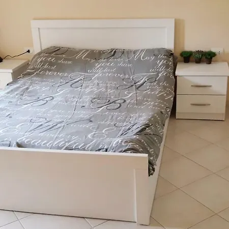 Sunny In Quiet Part Of Centre Apartment